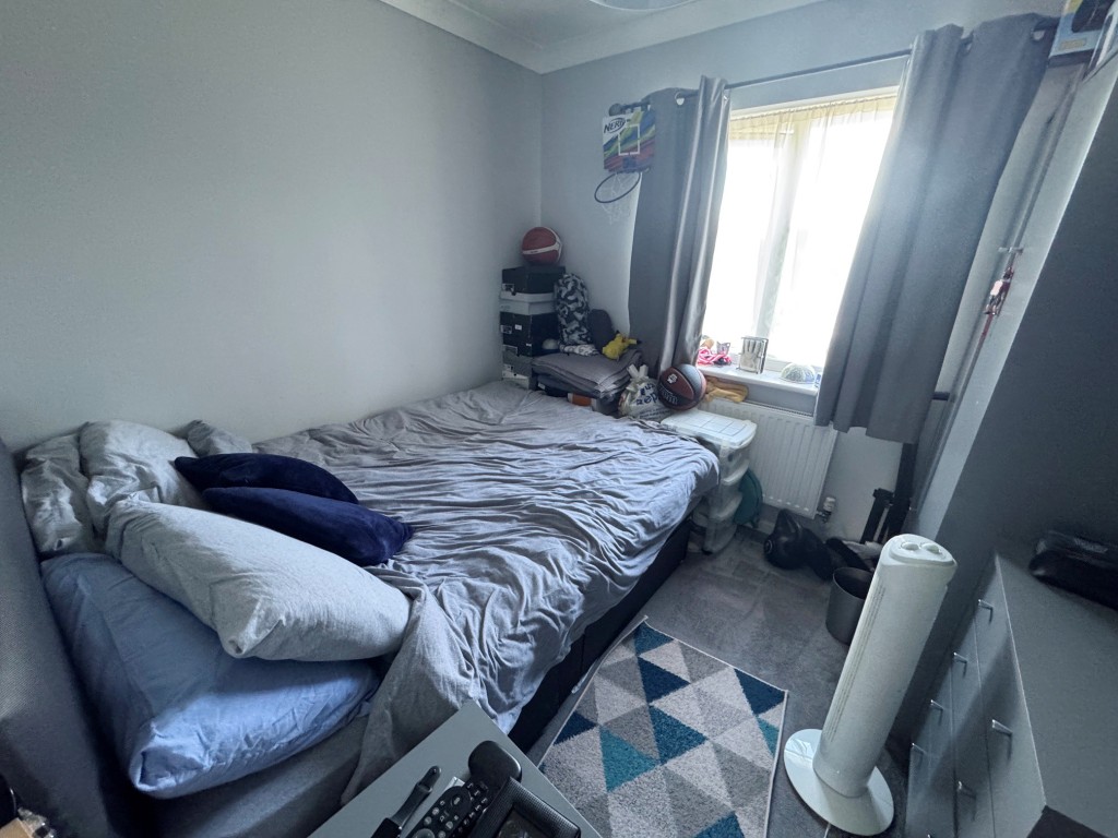 Lot: 164 - MODERN DETACHED THREE-BEDROOM HOUSE - A FREEHOLD RESIDENTIAL INVESTMENT - Bedroom 2